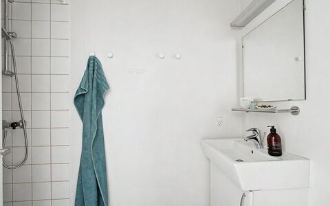 Leefke - 200M from the Sea: Armatur, Wand, Badezimmer, Flooring, Interior Design, Fussboden, Installation, Zapfhahn, Decke, Sinken