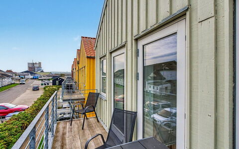 Leefke - 200M from the Sea: Abstellgleis, Walkway, Balkon