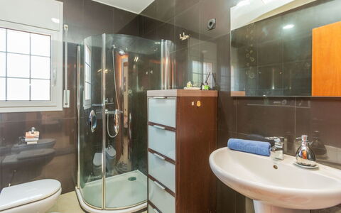 Casa Anchoa: Badezimmer, Armatur, Interior Design, Flooring, Bad Sink, Sinken, Fussboden, Zapfhahn, Toilette, Installation