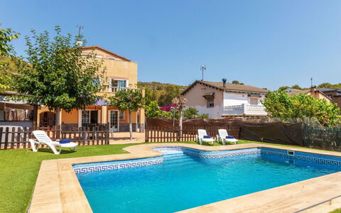 Casa Anchoa: Schwimmbad, Garten, Zaun, Hinterhof, Landscaping, Estate, Rasen, Garten, Schatten, Bauernhaus