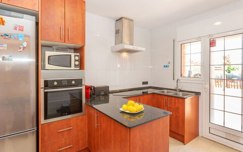 Casa Anchoa: Küche, Küchengerät, Countertop, Cabinetry, Major Appliance, Möbel, Interior Design, Flooring, Holz, Haushaltsgerät