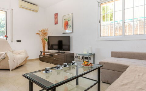 Casa Anchoa: Möbel, Interior Design, Couch, Flooring, Fussboden, Zimmer, Tabelle, Wohnung, Decke, Wohnzimmer