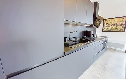 Les Alizés: Küche, Küchengerät, Countertop, Major Appliance, Flooring, Interior Design, Cabinetry, Herd, Haushaltsgerät, Holz