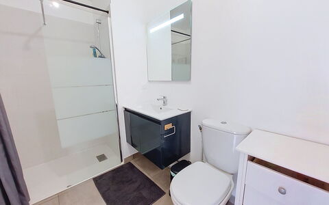Les Alizés: Toilleten Sitz, Armatur, Flooring, Badezimmer, Toilette, Fussboden, Interior Design, Bad Sink, Badezimmerschrank, Sinken