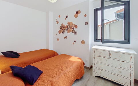 Les Alizés: Bett, Möbel, Interior Design, Schlafzimmer, Wand, Bedding, Bettdecke, Flooring, Fussboden, Holz