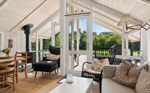 Thorolf - 625M from the Sea: Holz, Möbel, Interior Design, Veranda, Decke, Flooring, Stuhl, Fussboden, Zuhause, Blumentopf