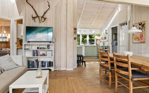 Thorolf - 625M from the Sea: Möbel, Interior Design, Flooring, Holz, Decke, Fussboden, Holzboden, Zuhause, Zimmer, Wohnzimmer