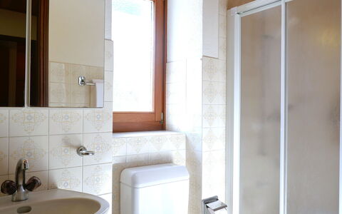 Ca' Angiulin: Bad Sink, Wand, Armatur, Flooring, Badezimmer, Interior Design, Fussboden, Sinken, Holz, Zapfhahn