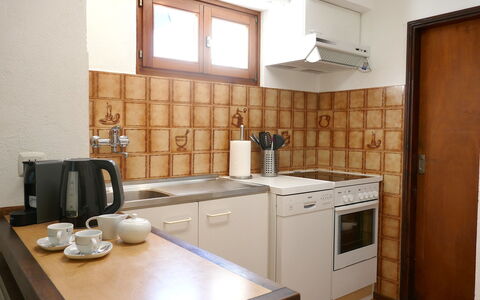 Ca' Angiulin: Küche, Küchengerät, Countertop, Major Appliance, Flooring, Holz, Interior Design, Cabinetry, Fussboden, Herd