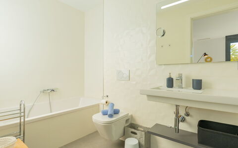 Azure: Badezimmer, Bad Sink, Interior Design, Armatur, Flooring, Wand, Sinken, Fussboden, Badezimmerschrank, Zapfhahn