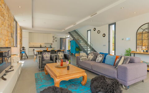 Azure: Interior Design, Möbel, Couch, Flooring, Holz, Fussboden, Wohnzimmer, Decke, Tabelle, Zuhause