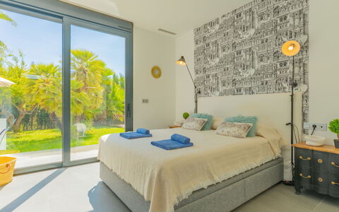 Azure: Möbel, Interior Design, Bett, Schlafzimmer, Wand, Flooring, Fussboden, Decke, Holz, Zimmer