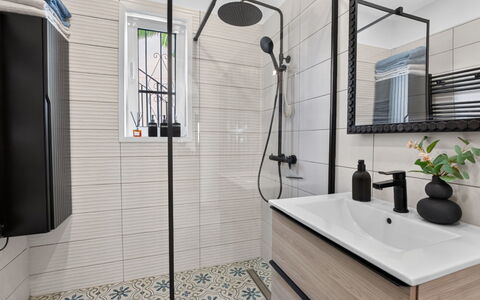 Quesada: Flooring, Armatur, Interior Design, Badezimmer, Fussboden, Fliese, Installation, Sinken, Zapfhahn, Badezimmerschrank