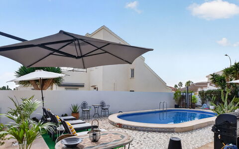 Quesada: Gartenmöbel, Schwimmbad, Regenschirm, Resort, Stuhl, Eco Hotel, Schatten, Blumentopf, Sonnenliege, Terrasse
