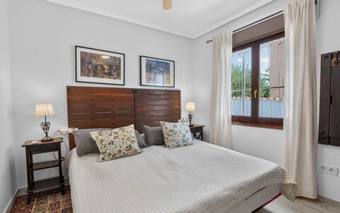 Quesada: Möbel, Bett, Interior Design, Schlafzimmer, Bedding, Flooring, Bettdecke, Fussboden, Holz, Decke