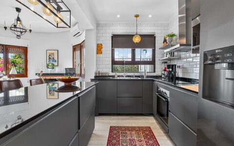 Quesada: Küche, Küchengerät, Countertop, Cabinetry, Möbel, Interior Design, Major Appliance, Herd, Haushaltsgerät, Flooring