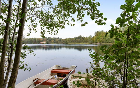 Guttamåla: Wasser, Boot, Wasservorräte, Gewässer, Grün, Natur, Natürlichen Umgebung, Watercraft, Wasserweg, Boote Und Boating - Geräte Und Materialien