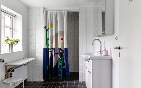 Guttamåla: Wand, Interior Design, Installation, Armatur, Badezimmer, Light Fixture, Fliese, Handtuch, Zapfhahn, Farbe