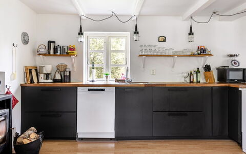 Guttamåla: Küche, Küchengerät, Countertop, Möbel, Interior Design, Flooring, Major Appliance, Cabinetry, Holz, Haushaltsgerät