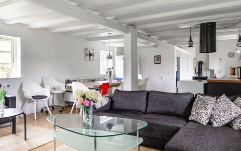 Guttamåla: Möbel, Interior Design, Flooring, Couch, Wand, Fussboden, Decke, Wohnzimmer, Tabelle, Zimmer