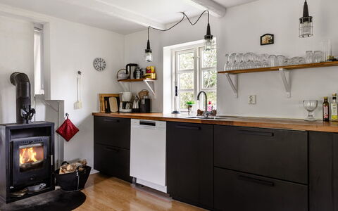 Guttamåla: Küchengerät, Küche, Major Appliance, Flooring, Countertop, Holz, Cabinetry, Haushaltsgerät, Interior Design, Möbel