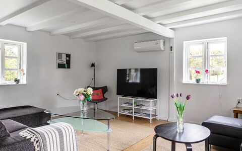 Guttamåla: Möbel, Interior Design, Couch, Flooring, Wand, Fussboden, Wohnzimmer, Decke, Tabelle, Zuhause