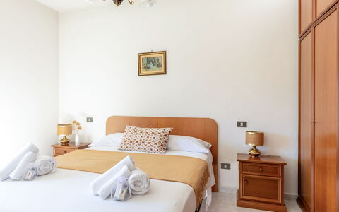 Casa Margia: Holz, Schlafzimmer, Bett, Interior Design, Möbel, Fussboden, Bettrahmen, Bettdecke, Zimmer, Bedding