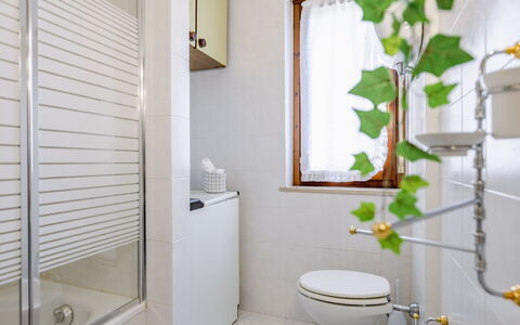 Casa Margia: Badezimmer, Wand, Armatur, Flooring, Interior Design, Fussboden, Toilette, Installation, Zapfhahn, Sinken