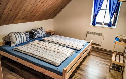 Donut Retreat 1: Holz, Schlafzimmer, Fussboden, Bett, Flooring, Holzboden, Bettdecke, Möbel, Zuhause, Interior Design
