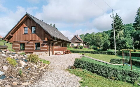 Donut Retreat 1: Haus, Hütte, Dach, Zuhause, Strauch, Ländliches Gebiet, Menschliche Siedlung, Bauernhaus, Garten