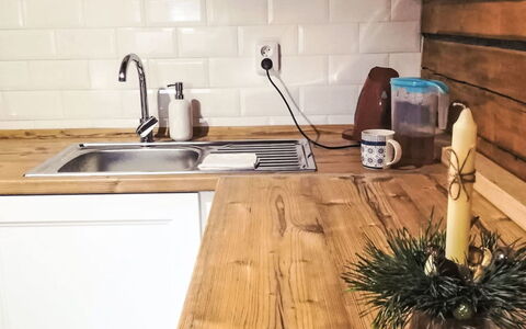 Donut Retreat 1: Holz, Möbel, Countertop, Flooring, Holzbeize, Fussboden, Hartholz, Küche, Cabinetry, Holzboden