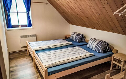 Donut Retreat 1: Holz, Zuhause, Schlafzimmer, Fussboden, Hütte, Hartholz, Bettrahmen, Bett, Holzboden, Bettdecke