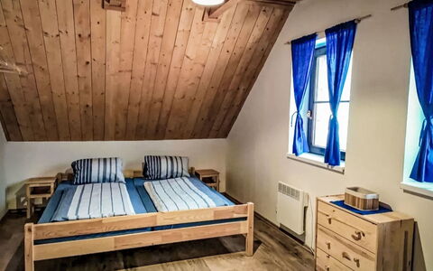 Donut Retreat 1: Holz, Schlafzimmer, Bett, Möbel, Holzboden, Interior Design, Fussboden, Flooring, Bettdecke, Zuhause