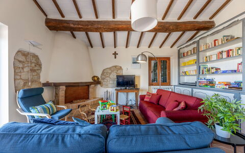 Il Melograno Apartament: Möbel, Interior Design, Wand, Holz, Couch, Flooring, Zimmer, Wohnzimmer, Decke, Stuhl