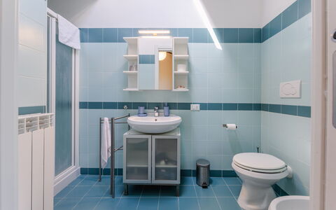 Il Melograno Apartament: Armatur, Flooring, Badezimmer, Interior Design, Fussboden, Sinken, Toilette, Installation, Fliese, Zapfhahn
