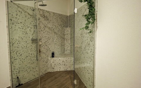 Bergzeit-Stoder: Flooring, Fussboden, Interior Design, Duschkopf, Dusche, Armatur, Installation, Fliese, Badezimmer, Duschtür