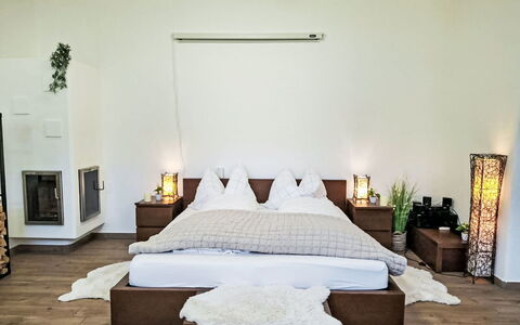 Bergzeit-Stoder: Möbel, Bett, Interior Design, Schlafzimmer, Flooring, Fussboden, Bedding, Holz, Zimmer, Bettdecke
