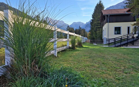 Bergzeit-Stoder: Landschaft, Zaun, Gebirge, Hütte, Steigung, Bergstation, Senke, Veranda, Grat, Home Fechten