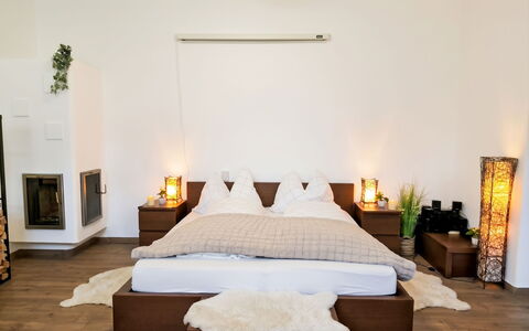 Bergzeit-Stoder: Möbel, Bett, Interior Design, Schlafzimmer, Flooring, Fussboden, Holz, Bedding, Bettdecke, Zimmer