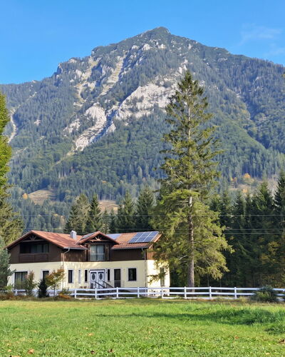 Bergzeit-Stoder: Bergforms, Baum, Berg, Gras, Natur, Hügel, Haus, Landschaft, Hochland, Gebirge