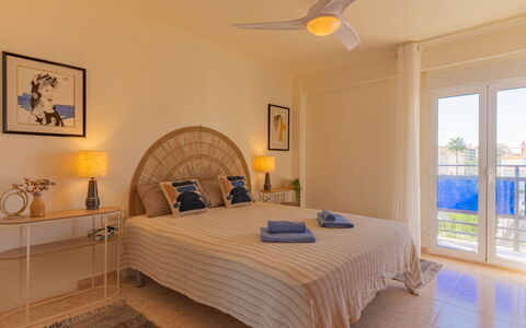 La Naranja: Möbel, Interior Design, Bett, Schlafzimmer, Flooring, Fussboden, Holz, Decke, Bettdecke, Bedding