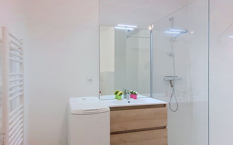 Alp'In: Flooring, Interior Design, Fussboden, Armatur, Badezimmerschrank, Badezimmer, Cabinetry, Installation, Zapfhahn, Zimmer