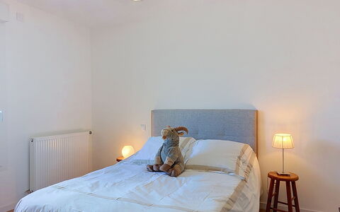Alp'In: Bett, Möbel, Bedding, Interior Design, Schlafzimmer, Bettdecke, Wand, Flooring, Fussboden, Holz