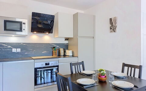 Alp'In: Küchengerät, Küche, Möbel, Countertop, Interior Design, Major Appliance, Flooring, Cabinetry, Holz, Haushaltsgerät
