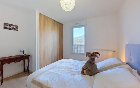 Alp'In: Bett, Schlafzimmer, Bedding, Möbel, Interior Design, Wand, Bettdecke, Holz, Flooring, Fussboden