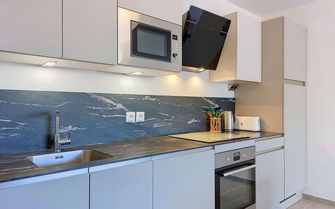 Alp'In: Countertop, Major Appliance, Küche, Küchengerät, Flooring, Cabinetry, Haushaltsgerät, Fliese