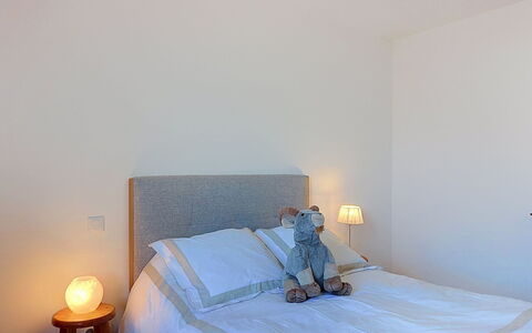 Alp'In: Bett, Möbel, Bedding, Schlafzimmer, Bettdecke, Interior Design, Wand, Linens, Fussboden, Holz