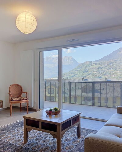 Alp'In: Möbel, Flooring, Interior Design, Decke, Fussboden, Zimmer, Wohnzimmer, Wohnung, Holzboden, Couch