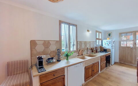 Maison de Village Manolsi: Küche, Countertop, Cabinetry, Interior Design, Möbel, Flooring, Holz, Küchengerät, Fussboden, Major Appliance