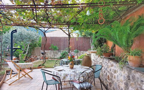 Maison de Village Manolsi: Möbel, Blumentopf, Gartenmöbel, Tabelle, Garten, Stuhl, Flagstone, Tisch Im Freien, Schatten